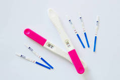 许多阳性妊娠试验。生育、怀孕和生育概念