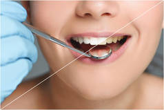 牙医的部分看法与牙科镜子检查牙齿的快乐女人, 牙齿美白概念