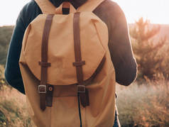 背包女郎在旅途中。旅行妇女的后方看法.