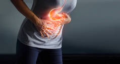 妇女接触胃痛痛苦的原因是月经期、胃溃疡、阑尾炎或胃肠系统病。医疗保健和医疗保险概念