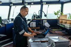 航海人员在海上使用笔记本电脑或笔记本电脑