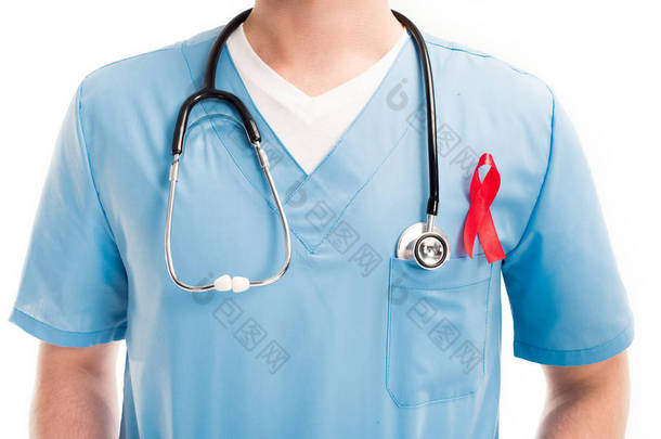医生站在白色, <strong>世界艾滋病日</strong>概念查出的红色丝带和听诊器的短图像