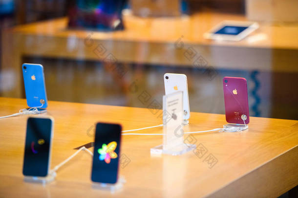 法国斯特拉斯堡--2018年10月26日: 推出日苹果商店电脑最新红色和蓝色 <strong>iphone</strong> xr 智能手机的英雄对象--从街头观看