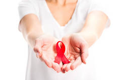 显示红色丝带在白色, 世界艾滋病日概念的手查出的妇女的裁剪图像