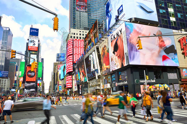纽约市, 纽约, 美国----2018年9月15日: 时代广场的人群和交通, 有大量动画的领导广告牌广告