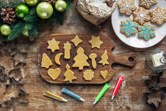 在木制桌面上的生面安排, 食品级墨水为圣诞节饼干面包店和圣诞节花圈的最高视图