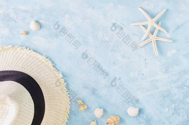 暑假模型: 草帽, 贝壳和<strong>蓝色</strong>背景上的白色海星。旅行, 海滩概念。文本或字母的空间