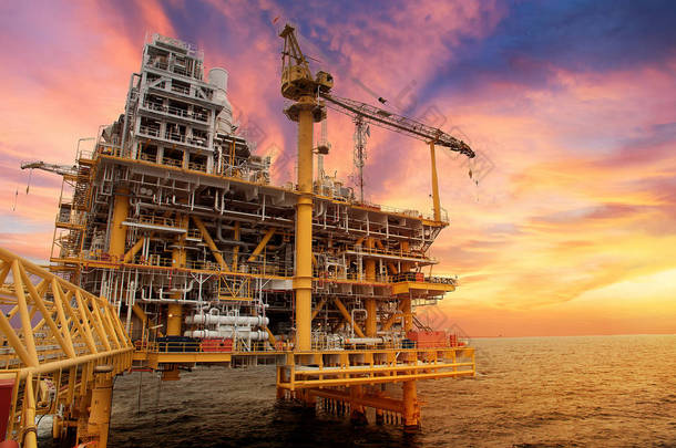 生产油气的海上<strong>施工平台</strong>。石油和天然气工业。日落期间的生产<strong>平台</strong>和操作过程