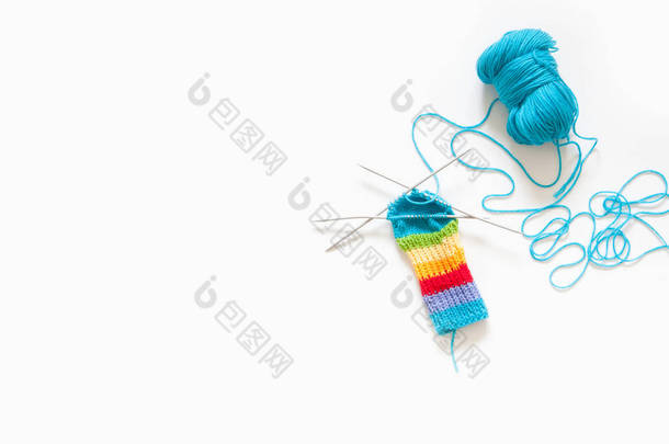 色彩斑斓的纱球。从上面看彩虹色各种颜色。织毛衣用纱线。纱线的弹孔.