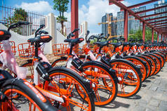 2018年9月19日, 中国自行车共享服务公司 mobike 的自行车在中国南方广东省深圳市的一条街道上排起了长队