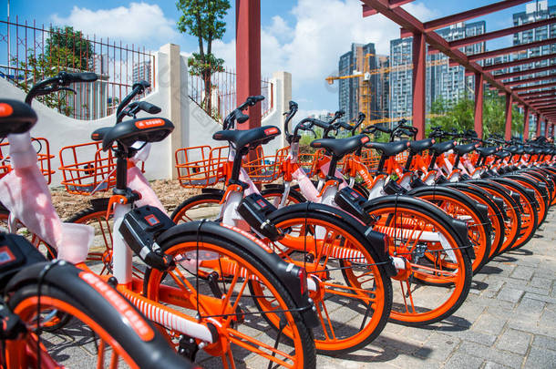 2018年9月19日, 中国自行车共享服务公司 mobike 的自行车在中国南方广东省深圳市的<strong>一条街</strong>道上排起了长队