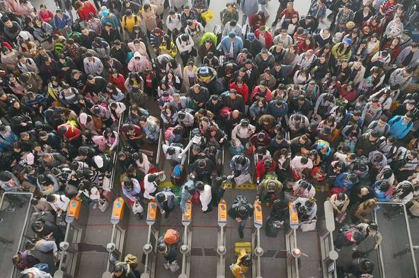2018年10月7日, 在中国西南四川省成都市成都市, 中国游客和乘客排队进行火<strong>车票</strong>扫描, 以便办理登机手续。