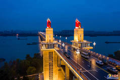 2 0 1 8年 1 2月 2 4日, 中国东部江苏省南京长江大桥上的路灯正在测试中