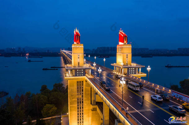 2 0 1 8年 1 2月 2 4日, 中国东部江苏省<strong>南京长江大桥</strong>上的路灯正在测试中