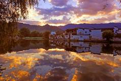 被列为世界文化遗产的红村村传统建筑的日落风光, 2 0 1 8 年 7月 1 9日在中国东部安徽省黄山市宜县.