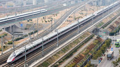 2017年12月27日，中国东部江苏省南京市京沪高速铁路线上，一列