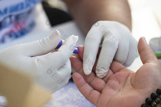 巴西里约热内卢-2018年11月22日: 医疗保健专业人员在筛查活动期间快速血糖检测