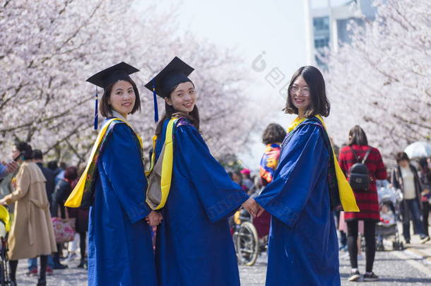 2018年3月28日, 在樱花盛开的同济大学, 研究生们摆姿势拍照