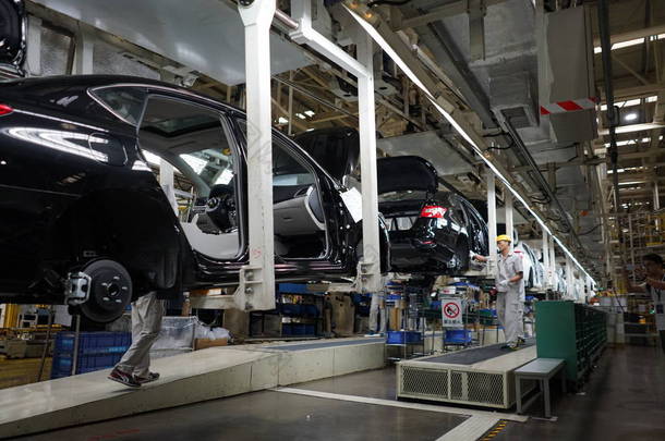 2017年7月15日，中国工人在广东省广州市东风日产汽车厂装配汽车