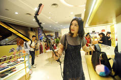 2016年9月10日, 中国一位网播女主人在中国中部湖北省武汉市的一家购物中心用她的智能手机进行直播流媒体网播