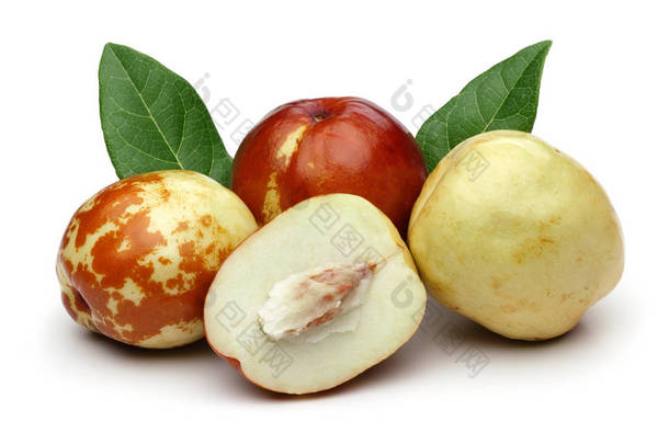 在白色背景查出的新鲜枣子和叶子