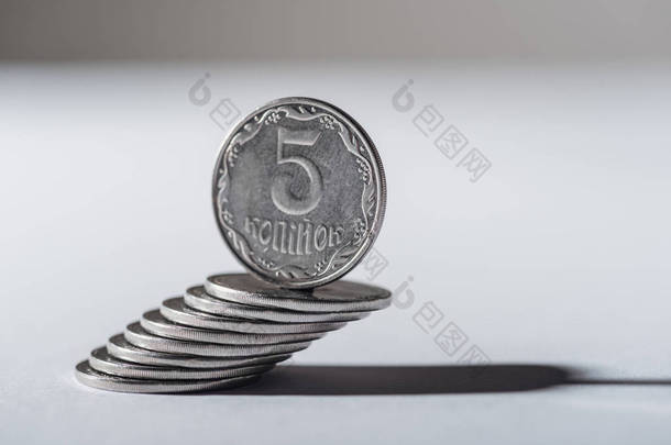 乌克兰硬币在硬币堆栈与灰色模糊的背景