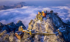 2019年2月1日, 在中国湖北省十堰市武当山的雪中, 天柱峰 (天空支柱峰) 的太和宫景观和石墙的紫禁城, 也被称为金峰