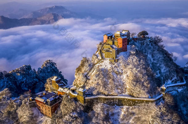 2019年2月1日, 在中国湖北省十堰市<strong>武当山</strong>的雪中, 天柱峰 (天空支柱峰) 的太和宫景观和石墙的紫禁城, 也被称为金峰