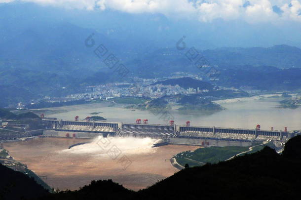 2009年8月6日，中国中部湖北省宜昌市长江三峡大坝景观