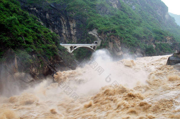 通过中国西南云南省虎跳峡 (虎头峡或虎草峡) 的金沙河或金沙江上游的金沙河或金沙江景观