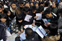 2008年12月2日，星期二，中国大学生和毕业生在中国西北部山西省太原市的招聘会上找工作