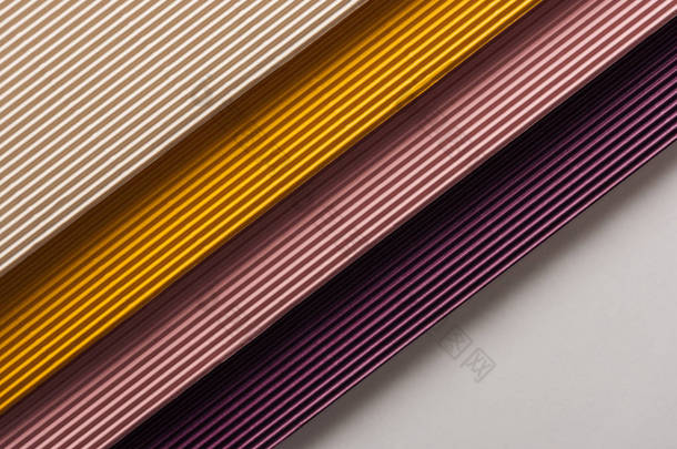 白色、黄色、粉红色、紫色纸张的顶部视图, 白色背景与复制空间
