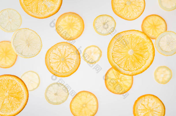明亮的橘子和<strong>柠檬片</strong>在灰色的背景