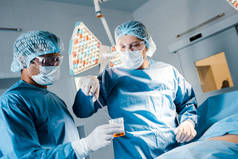 护士和外科医生在手术室做手术的制服和医疗口罩
