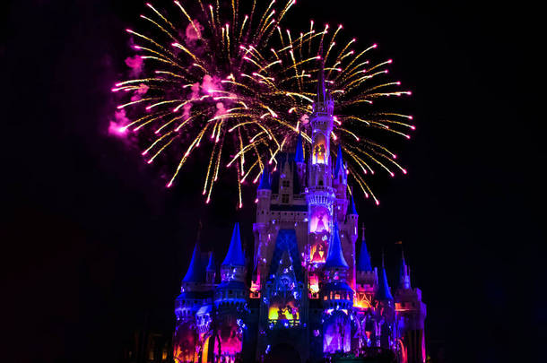佛罗里达州奥兰多2019年4月2日令人高兴的是在<strong>魔法王国</strong>灰姑娘的城堡壮观的焰火表演 (18).