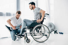 坐轮椅的残疾人物理治疗师按摩腿