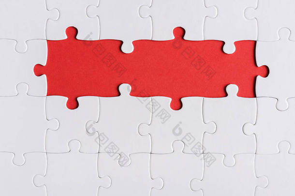 连接拼图拼图块的顶视图隔离在红色