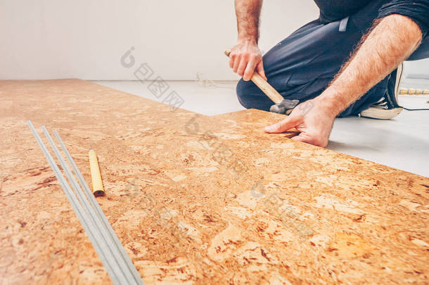 大师班用于铺设软木地板,通过浮动方法安装软木地板,连接一系列软木地板