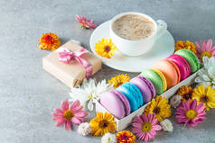 蛋糕马卡龙, 礼品盒, 茶, 咖啡, 卡布奇诺和鲜花的照片。甜蜜浪漫的食物玛卡龙概念。早上的早餐和礼物。情人节概念.