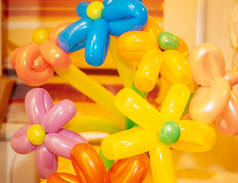 气球的形式是花，节日装饰来庆祝节日。日光充气气球节庆祝生日、周年、新年、婚礼或情人节