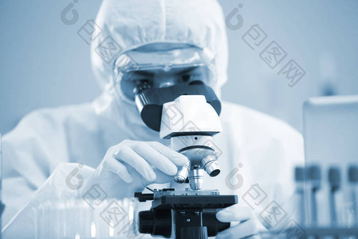 药物研究实验室中的生化研究科学家小组与显图片-包图网企业站