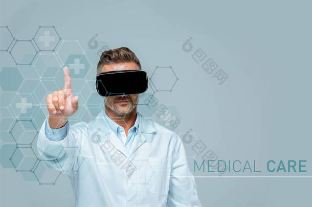 科学家在虚拟现实耳机接触医疗界面与手指隔离灰色, 人工智能概念