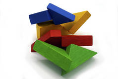 用木头做的五彩斑斓的砖块.教育玩具和逻辑难题。摘要移动式结构.