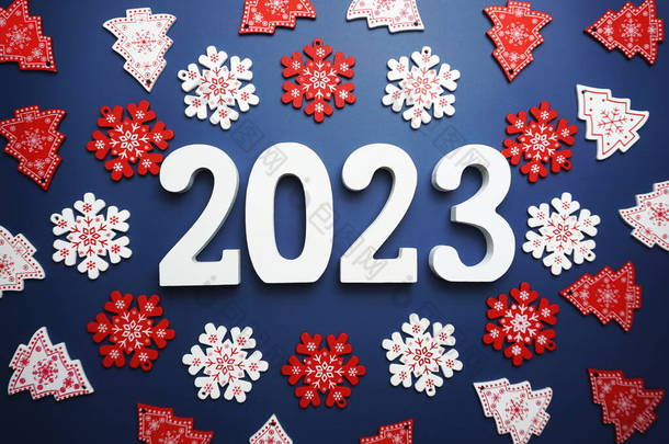 新年快乐<strong>2023</strong>字母表，圣诞装饰为<strong>蓝色</strong>背景
