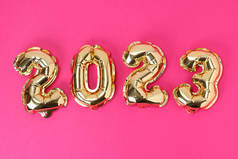 2023年新年。粉色背景的2023号气球。新年及圣诞.