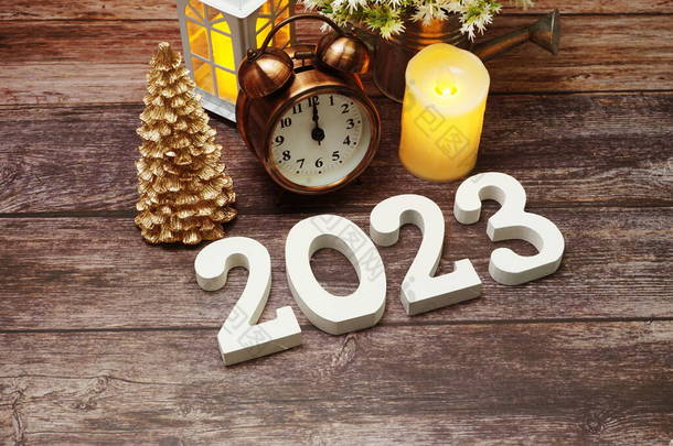 新年快乐2023及圣诞假期装饰木制背景