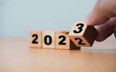 2022年至2023年间，木制方块翻动，为圣诞和新年快乐的到来做准备.