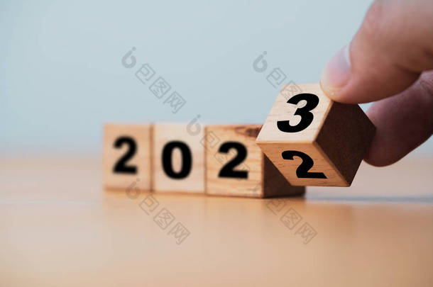 2022年至2023年间，木制方块<strong>翻动</strong>，为圣诞和新年快乐<strong>的</strong>到来做准备.