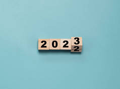 2022年至2023年间，木制方块翻动，为圣诞和新年快乐的到来做准备.