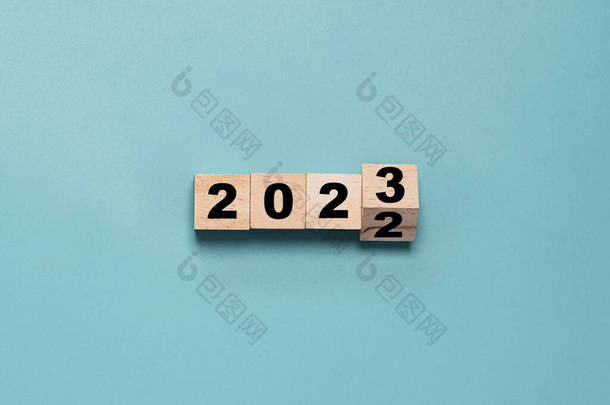 2022年至2023年间，木制方块翻动，为圣诞和新年快乐的到来做准备.